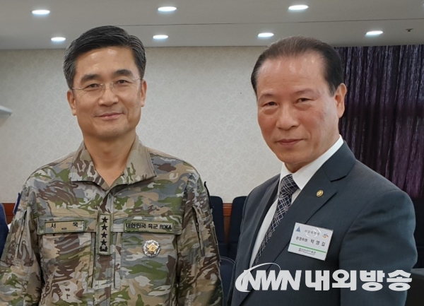 ▲서욱 육군참모총장(왼쪽)과 박영길 화백(오른쪽). (사진=DB)
