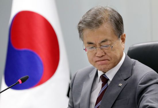 ▲ 동남아 3개국 순방을 마치고 귀국한 문재인 대통령이 6일 오후 국가위기관리센터를 찾아 태풍 ‘링링’ 대처상황 점검회의를 열고, 관계 부처 및 지자체로부터 태풍대처상황을 보고 받고 있다. (사진=청와대 제공)