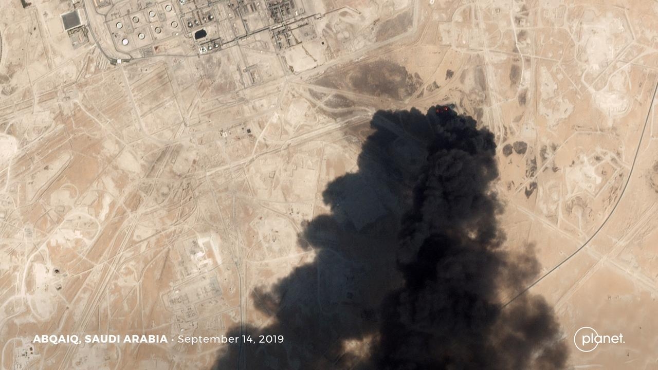 ▲ 지난 14일 사우디아라비아 압카이크에 있는 아람코 석유시설에 대한 드론 공격으로 불타고 있는 석유시설. (사진=Planet Labs Inc/로이터)