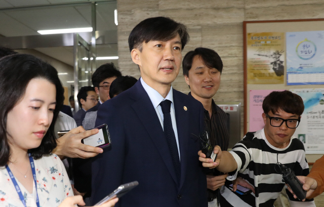 ▲조국 법무부 장관이 17일 오후 국회에서 정의당 심상정 대표 예방을 마치고 나와 이동하며 기자들의 질문을 받고 있다. (사진=연합뉴스)