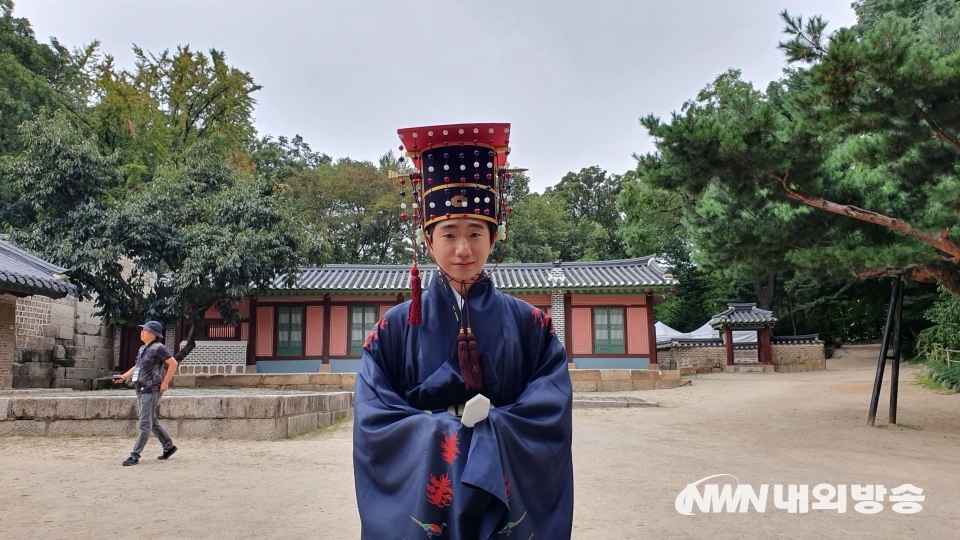 ▲ 20일 종묘 내 정전에서 열린 '묘현례' 재연 행사에서 왕세자 역을 맡은 강건의 군이 복식을 입고 미소를 짓고 있다. 2019.09.20. (사진=최유진 기자)