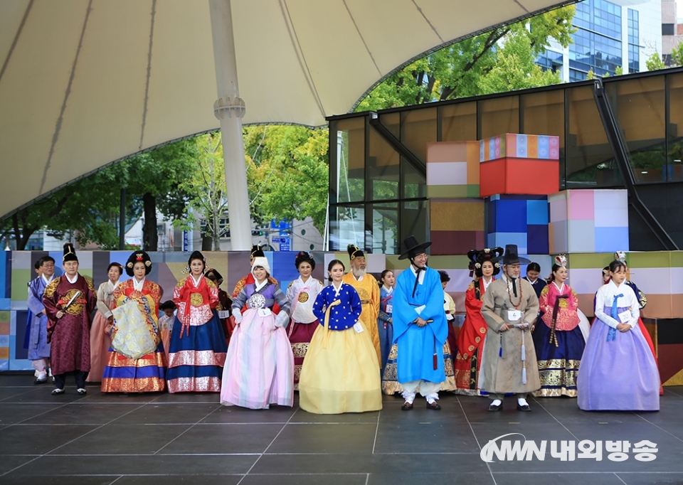 ▲22일 오후, 서울 종로구 마로니에공원에서 펼쳐진 종로한복축제 한복뽐내기 대회에서 결선에 오른 참가자들의 모습. 2019.09.22 (사진=정동주 사진 전문기자)