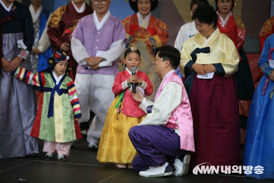 ▲22일 오후 서울 종로구 마로니에 공원에서 '종로한복축제' 한복뽐내기 대회가 열렸다. 결선에 오른 한 어린이 참가자가 사회자의 질문에 답하고 있다. 2019.09.22 (사진=정동주 사진 전문기자)