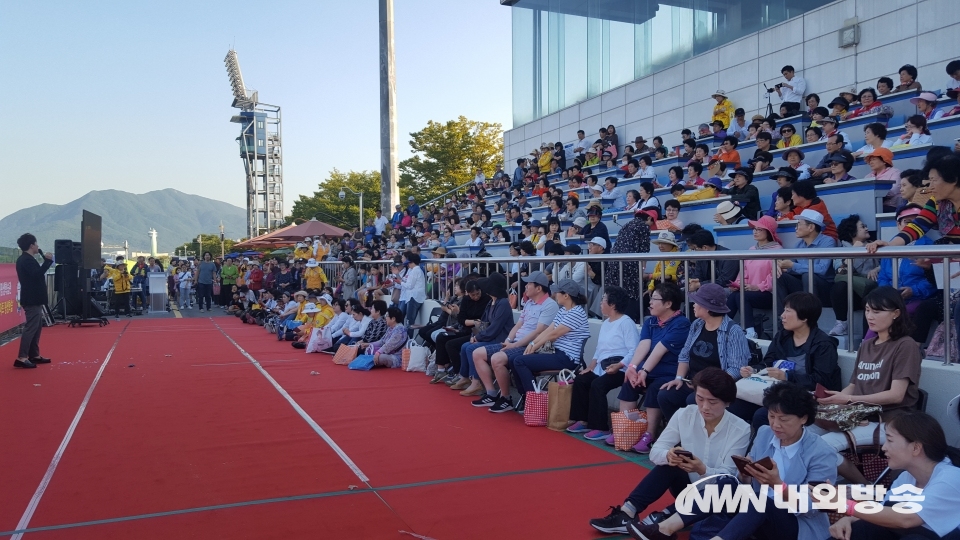 ▲경기도 하남 미사리 조정경기장에서 '2019 제5회 평생학습관축제' 초능력자를 찾아라! 행사가 진행되고 있다. 사진은 경품추첨을 하고 있는 모습. 2019.09.24 (사진=정동주 사진 전문기자)