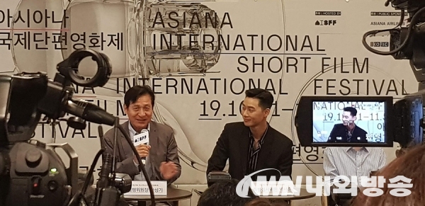 ▲‘AISFF2019’ 안성기-박서준이 영화 ‘사자’를 통해 맺은 인연에 대해 이야기하고 있다.(사진=내외방송 이정범 기자)