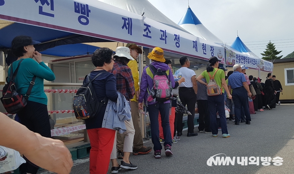 ▲횡성군 안흥찐빵마을 일원에서 열리고 있는 '제13회 안흥찐빵축제'에서 찐빵 무료 시식 행사 참여를 위한 방문객들의 긴 줄이 이어지고 있다. 2019.09.27 (사진=정동주 사진 전문기자)