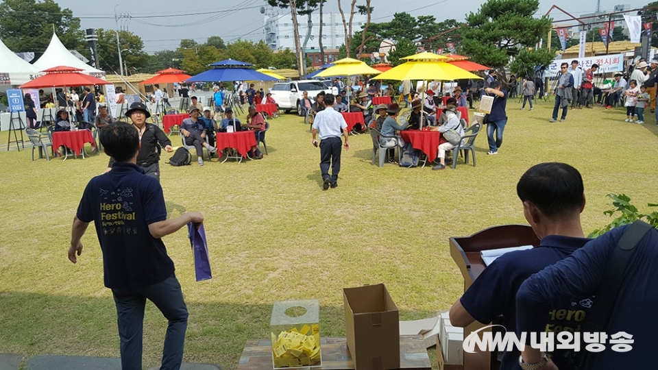 ▲충남 홍주 읍성 일원에서 열리고 있는 '홍성역사인물축제'에서 한국사진작가 홍성지부 촬영대회에 참가한 참가자들을 대상으로 경품 추첨을 하고 있다. 2019.09.28 (사진=정동주 사진 전문기자)