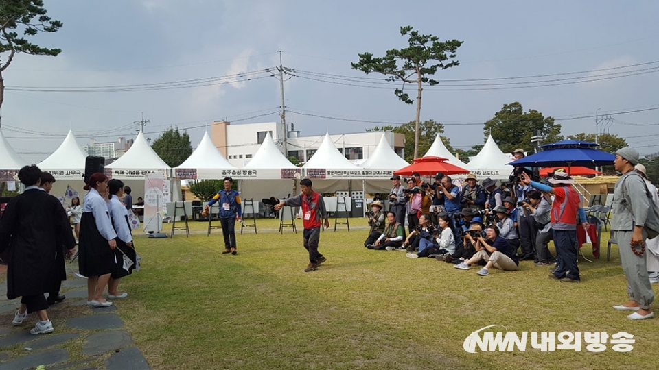 ▲충남 홍주 읍성 일원에서 '홍성역사인물축제'가 열리고 있다. 28일 축제장에선 한국사진작가 홍성지부 촬영대회도 함께 열리고 있다. 사진작가협회에 가입하려는 이들은 점수를 따기위해 동일한 조건하에 사진촬영을 진행하게 된다. 작품을 인정받아 모든 대회에 참여해 총 80점이 되면 협회에 등록할 수 있는 자격이 주어진다. 2019.09.28 (사진=정동주 사진 전문기자)