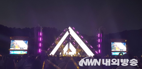 ▲서울랜드 ‘KB RAPBEAT FESTIVAL 2019’에 참가한 시민들이 저녁공연을 즐기고 있다.(사진=내외방송 이정범 기자)