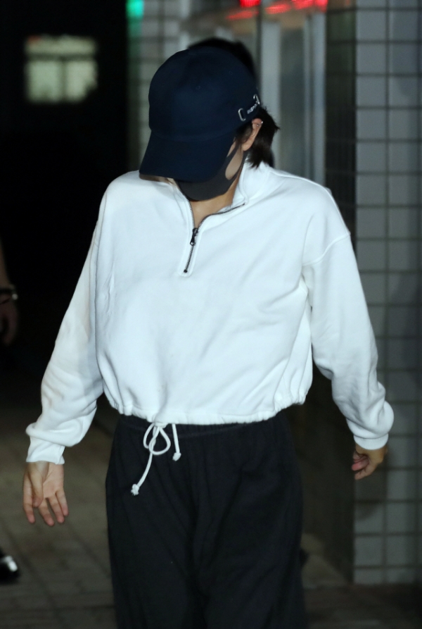 ▲ 변종 대마를 밀반입하려다가 공항에서 적발된 홍정욱 전 한나라당(자유한국당의 전신) 의원의 딸 홍 모양(19)이 30일 오후 인천시 미추홀구 학익동 인천구치소에서 밖으로 나서고 있다. (사진=연합뉴스)