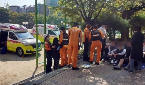 ▲ 경기도 수원시 영통구의 한 고등학교에서 포르말린이 누출돼 전교생이 대피하는 소동이 벌어졌다. (사진=연합뉴스)