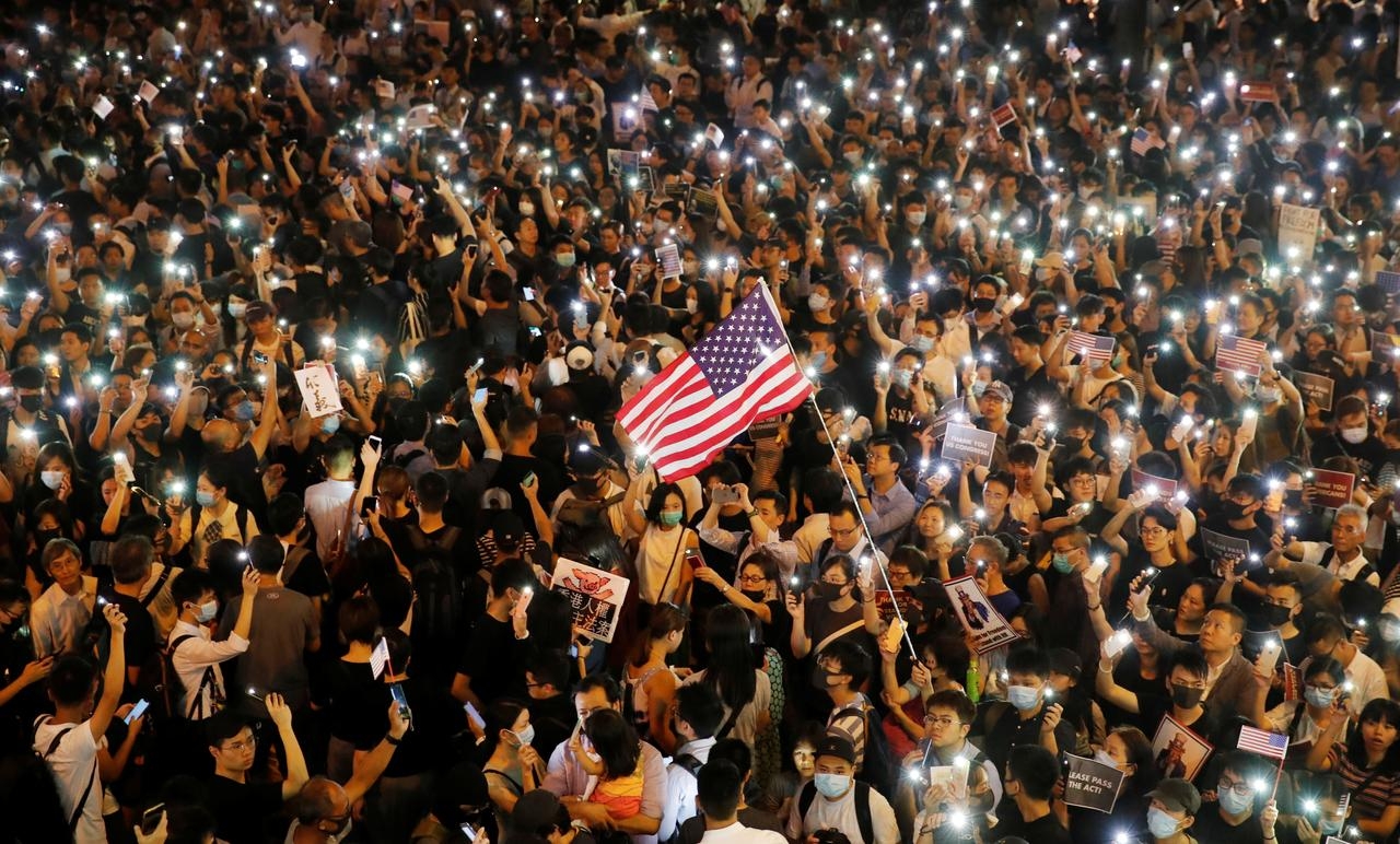 ▲ 미국 하원의 홍콩 인권ㆍ민주주의 법안 통과를 하루 앞둔 14일(현지시간) 홍콩 반정부 시위대가 성조기를 흔들며 미국 정부에 지지를 표하고 있다.
