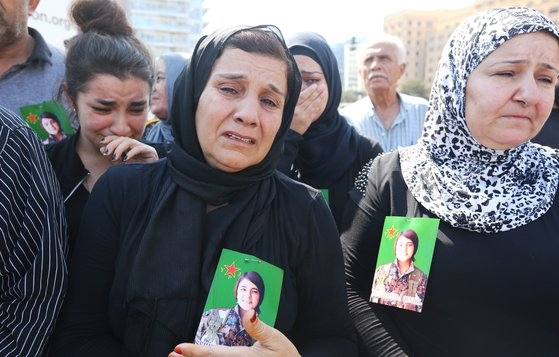 ▲ 지난 13일(현지시간) 레바논에 거주하는 쿠르드 여성들이 터키 용병의 손에 잔혹하게 살해당한 칼라프의 사진을 들고 터키의 군사작전을 비난하는 시위에 참석하고 있다. (사진=로이터)