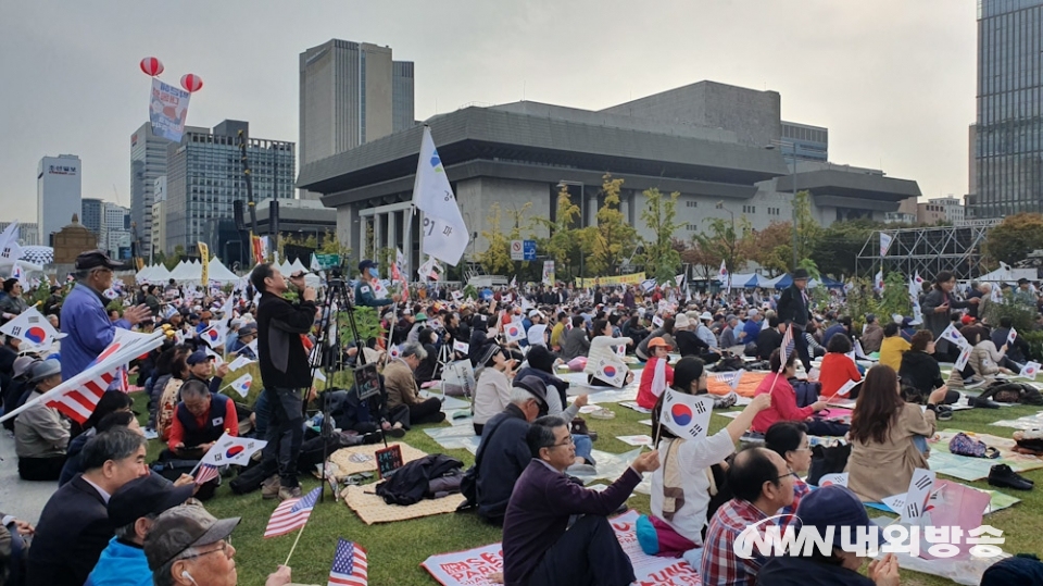 ▲25일 오후 7시부터 26일 오전 5시까지 '문재인하야범국민투쟁본부'가 광화문 세종문화회관 앞에서 집회와 '철야기도회'를 연다. 사진은 오후 4시경 서울 광화문 세종문화화관 앞. 2019.10.25 (사진=최유진 기자)