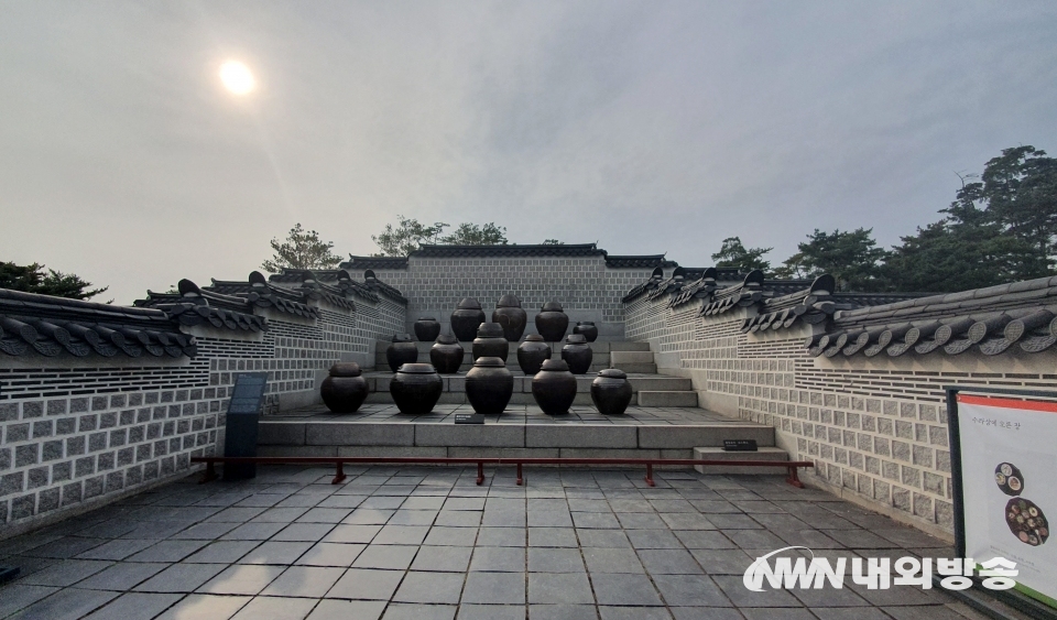 ▲경복궁 장고에 있는 다양한 옹기들. (사진=최유진 기자)