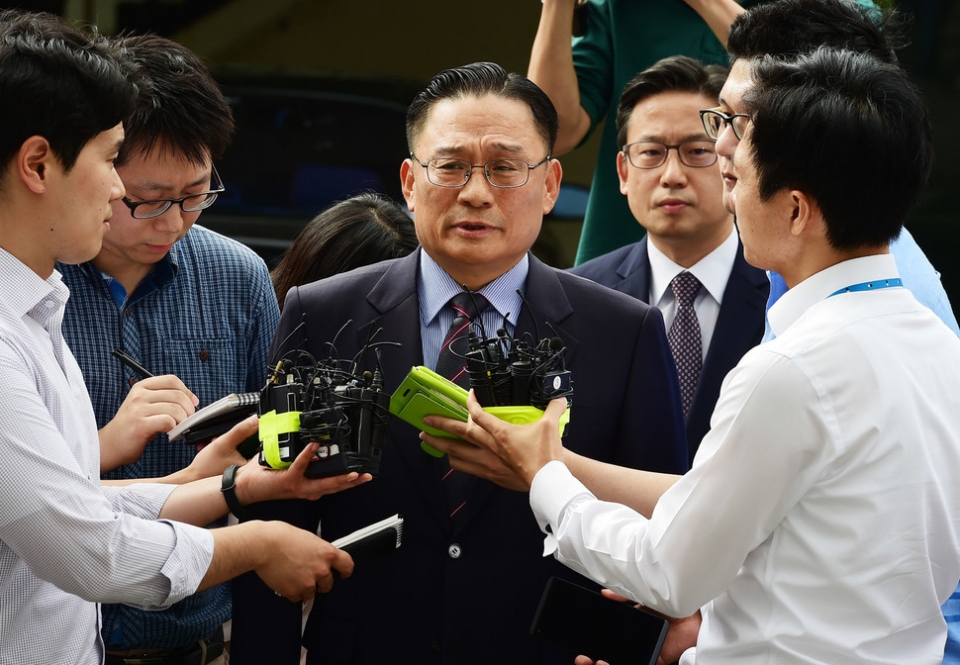 ▲ 공관병 '갑질' 의혹으로 군검찰에 소환된 박찬주 육군대장(제2작전사령관)이 서울 용산구 국방부 검찰단에 피의자 신분으로 출석해 취재진의 질문을 받고 있다. (사진=공동취재단)