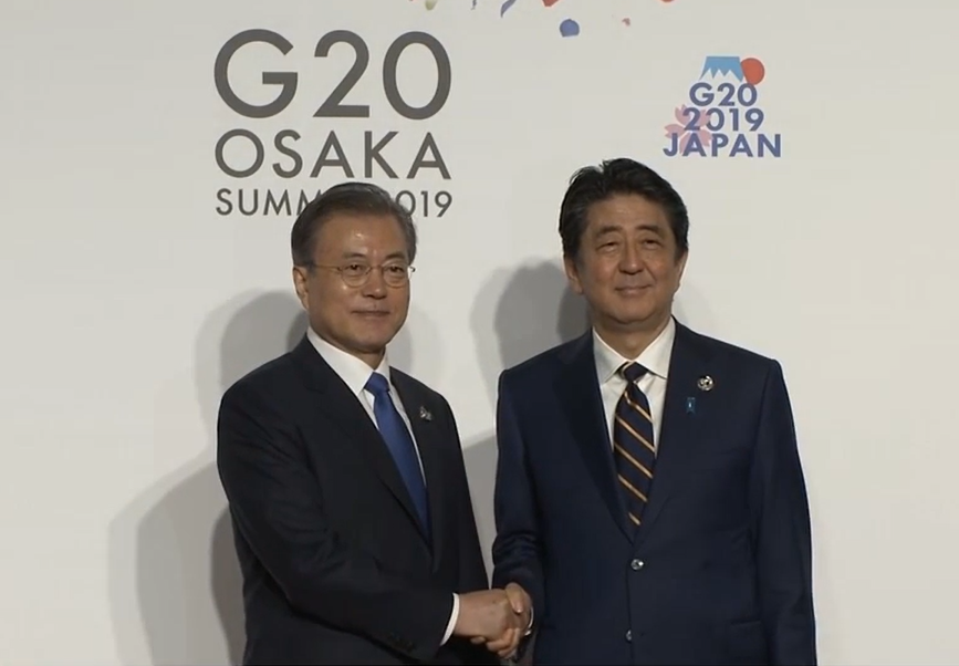 ▲ 지난 6월 말 일본 오사카(大阪)에서 열린 주요 20개국(G20) 정상회의에서 문 대통령이 아베 총리와 만나 8초간 악수와 함께 인사를 나눴다.
