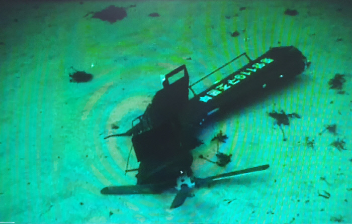 ▲ 해군 청해진함 수중무인탐사기(ROV)에서 촬영한 독도 인근 추락 헬기 꼬리부분(tail boom). (사진=해군)