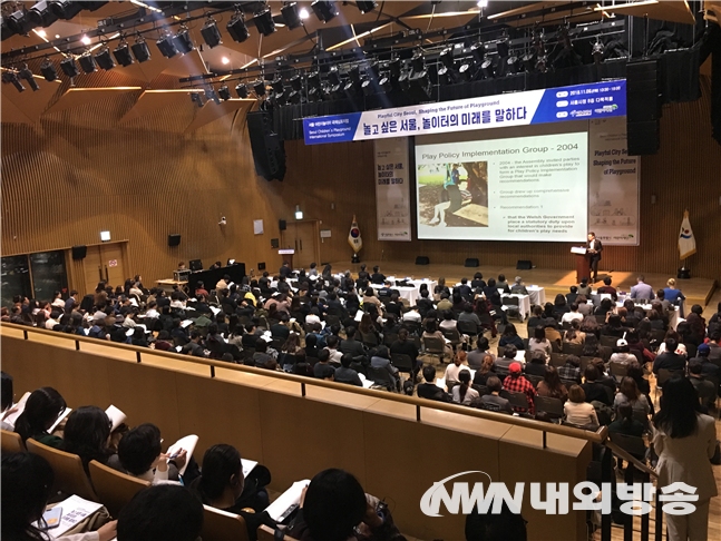 ▲‘2019 서울 어린이놀이터 국제심포지엄’이 오는 8일, 오후1시 서울시청 다목적홀에서 개최된다. 사진은 2018년도 행사 사진. (사진=서울시 제공)