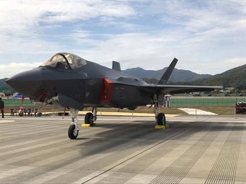 ▲ F-35A 연말까지 13대 인수 (서울=연합뉴스) 공군은 연말까지 F-35A 총 13대를 미국에서 인수한다. 사진은 지난 4일 한국에 도착한 F-35A 모습. (사진=해리 해리스 주한미국대사 트위터 캡처)