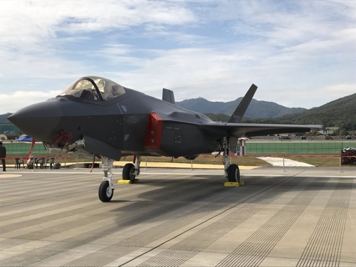 ▲ F-35A 연말까지 13대 인수 (서울=연합뉴스) 공군은 연말까지 F-35A 총 13대를 미국에서 인수한다. 사진은 지난 4일 한국에 도착한 F-35A 모습. (사진=해리 해리스 주한미국대사 트위터 캡처)