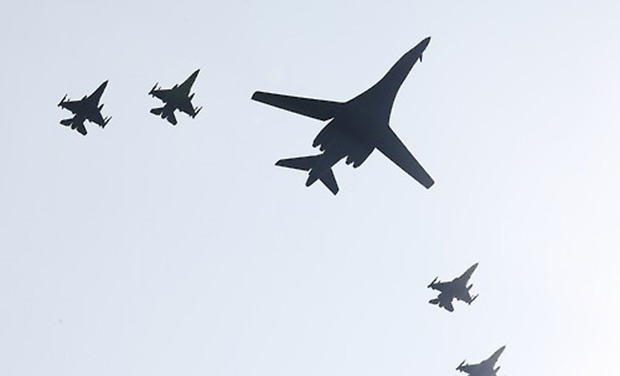 미국의 장거리 전략폭격기 B-1B '랜서'가 경기도 평택시 주한미군 오산공군기지 상공을 비행하고 있다. (사진=연합뉴스)