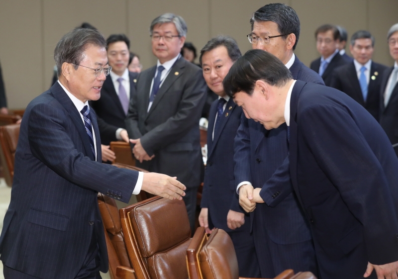 ▲ 문 대통령은 8일 오후 2시 청와대 본관 집현실에서 반부패정책협의회를 주재했다. 이 자리에는 윤 총장도 위원 자격으로 참석해 임명장 수여 후 석달만에 만남이 이루어졌다. (사진=연합뉴스)