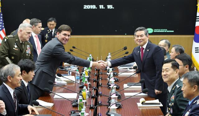 ▲ 정경두 국방부 장관(오른쪽)과 마크 에스퍼 미 국방장관이 15일 서울 용산구 국방부에서 열린 제51차 안보협의회(SCM) 고위회담에 앞서 악수하고 있다. (사진=공동취재단)