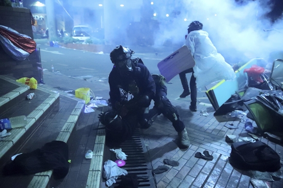▲ 18일 새벽 홍콩경찰이 이공대 시위대 가운데 일부를 검거하고 있다. (사진=로이터)