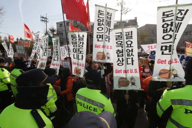 ▲ 방위비분담금 협상 첫날인 18일 협상장인 서울 국방연구원 앞에서 시민단체 회원들이 미국의 분담금 대폭 인상 요구에 항의하는 시위를 벌이고 있다. (사진=한겨레)