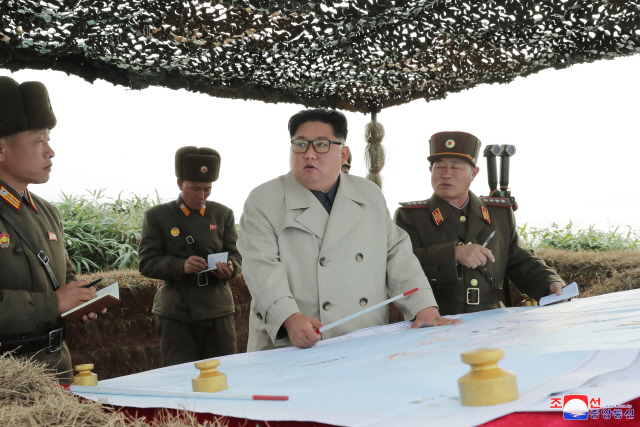▲ 김정은 북한 국무위원장이 서부전선에 위치한 창린도 방어대를 시찰했다고 조선중앙통신이 25일 보도했다.