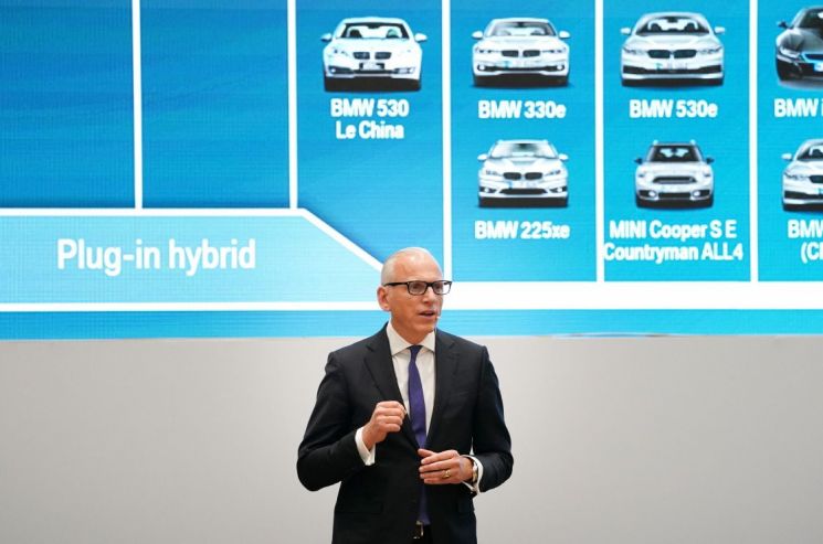 ▲피터 노타(Pieter Nota) BMW 브랜드 및 세일즈·애프터세일즈 총괄이 27일 그룹의 전략 방향을 설명하고 있다. (사진=BMW그룹)