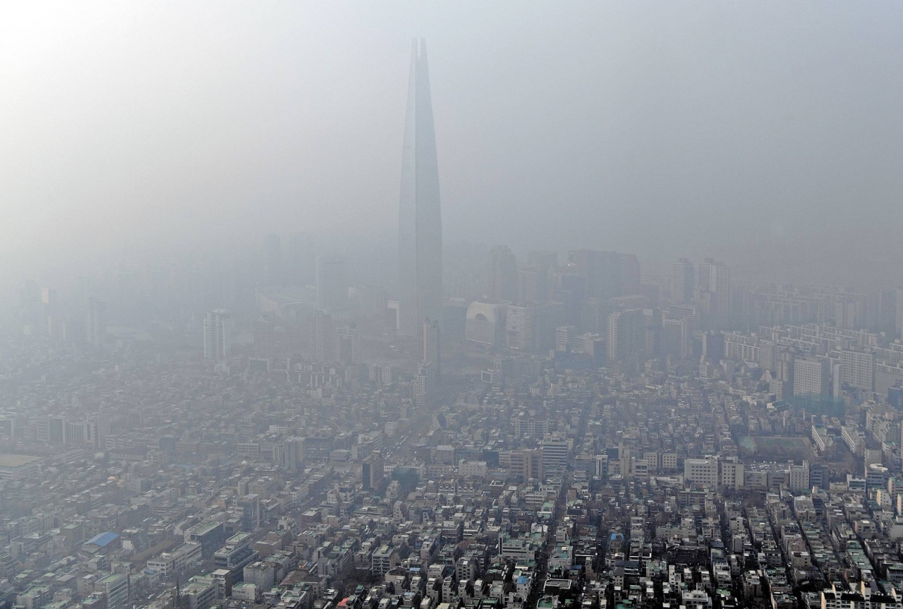 ▲ 2018년 1월 17일 서울 등 수도권 지역을 뒤덮은 미세먼지. 잠실 롯데타워 주변이 뿌옇게 흐려져 있다. (사진=중앙일보)