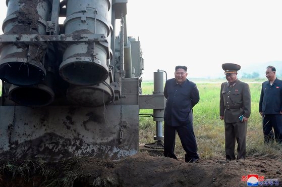 ▲ 김정은 북한 국무위원장이 지난 9월 10일 방사포 시험사격을 현지지도 하고 있다. (사진=조선중앙통신)