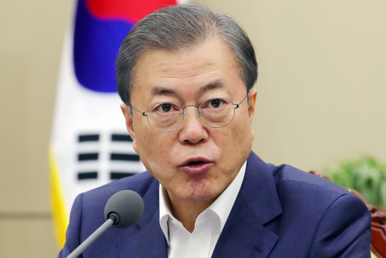 ▲ 문재인 대통령이 2일 오후 청와대에서 수석·보좌관 회의 모두발언을 하고 있다.▲ 수보회의 참석하는 문 대통령(서울=연합뉴스) 한상균 기자 = 문재인 대통령이 2일 오후 청와대에서 열린 수석·보좌관 회의에 참석하고 있다. 왼쪽부터 노영민 비서실장, 문 대통령, 국가안보실 정의용 실장, 김유근 1차장, 김현종 2차장.