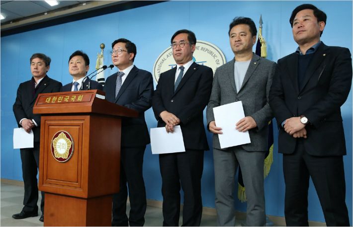 ▲ 2일 오후 서울 여의도 국회 정론관에서 더불어민주당 예산심사소위 김현권(왼쪽부터) 최인호 전해철 맹성규 임종성 송갑석 위원이 기자회견을 하고 있다.(사진=연합뉴스 제공)
