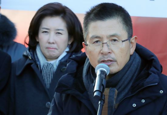 ▲ 황교안 자유한국당 대표가 2일 오전 청와대 분수대 앞에서 열린 현장최고위원회의에 참석해 모두발언하고 있다.