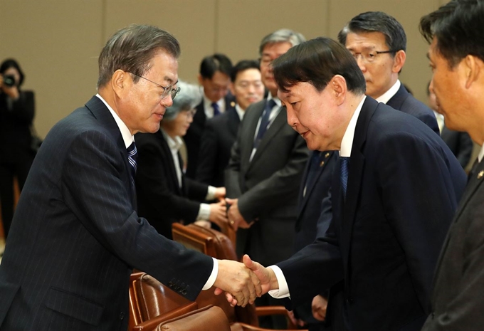 ▲ 문재인 대통령이 11월 8일 청와대 본관 집현실에서 열린 공정사회를 향한 반부패정책협의회에 참석해 윤석열 검찰총장과 인사를 나누고 있다. (사진=뉴시스)