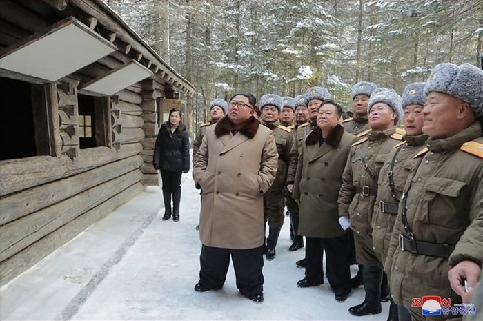 ▲ 북한은 4일 김정은 국무위원장이 백두산에 올라 삼지연군안의 혁명 전적지, 사적지들을 둘러봤다고 밝혔다. 2019.12.04. (사진=노동신문)