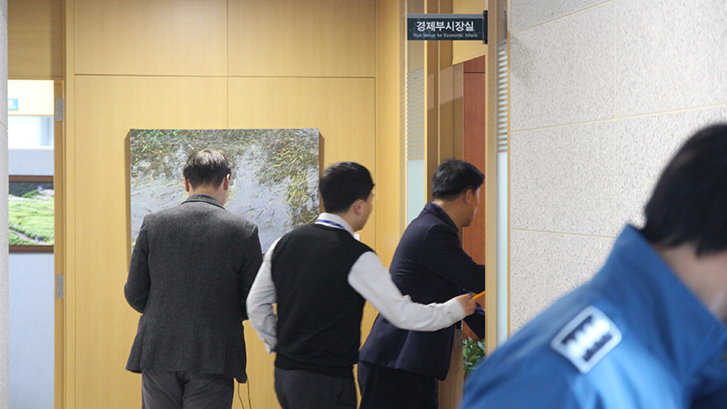 ▲ 6일 서울중앙지검 수사관들이 송병기 울산시 경제부시장실을 압수수색하고 있다. 압수수색 중인 부시장실을 청경들과 공무원들이 오가고 있다.