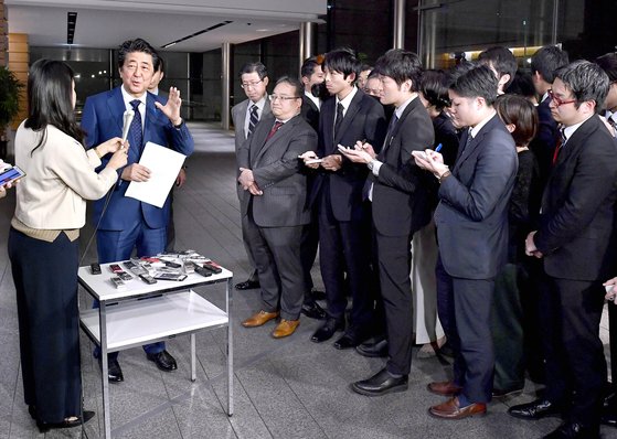 아베 신조 일본 총리가 9일 임시국회 폐회 기자회견에서 