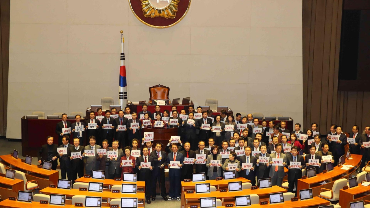 ▲ 국회는 10일 밤, 자유한국당을 제외한 '4+1'(더불어민주당·바른미래당·정의당·민주평화당+대안신당) 협의체가 마련한 총 512조2천504억원 규모의 예산안 수정안을 통과시켰다.