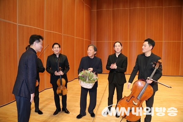 ▲공연 후 정명훈 씨에게 꽃다발을 건네주고 연주자들을 격려하는 포항제철소장. (사진=포스코 제공)