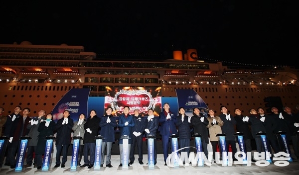 포항시 영일만항은 앞으로 국제여객부두와 국제여객터미널의 건립이 예정돼 있어서 명실상부한 국제항구로서의 면모를 갖추고, 한·중·러·일을 연결하는 크루즈관광의 관문 역할을 하게 될, 러시아 블라디보스토크를 연결하는 국제크루즈가 14일 성대한 출항식과 함께 포항영일만항을 출발하여 본격적인 포항 국제크루즈시대의 막을 올렸다. (사진=포항시청)