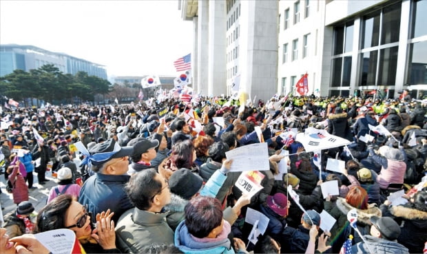 ▲ 자유한국당의 '패스트트랙 법안 날치기 상정 저지 규탄대회'에 참가한 보수단체 회원들이 16일 국회 본청 앞에서 '선거법과 공수처법'에 반대집회를 하고 있다.