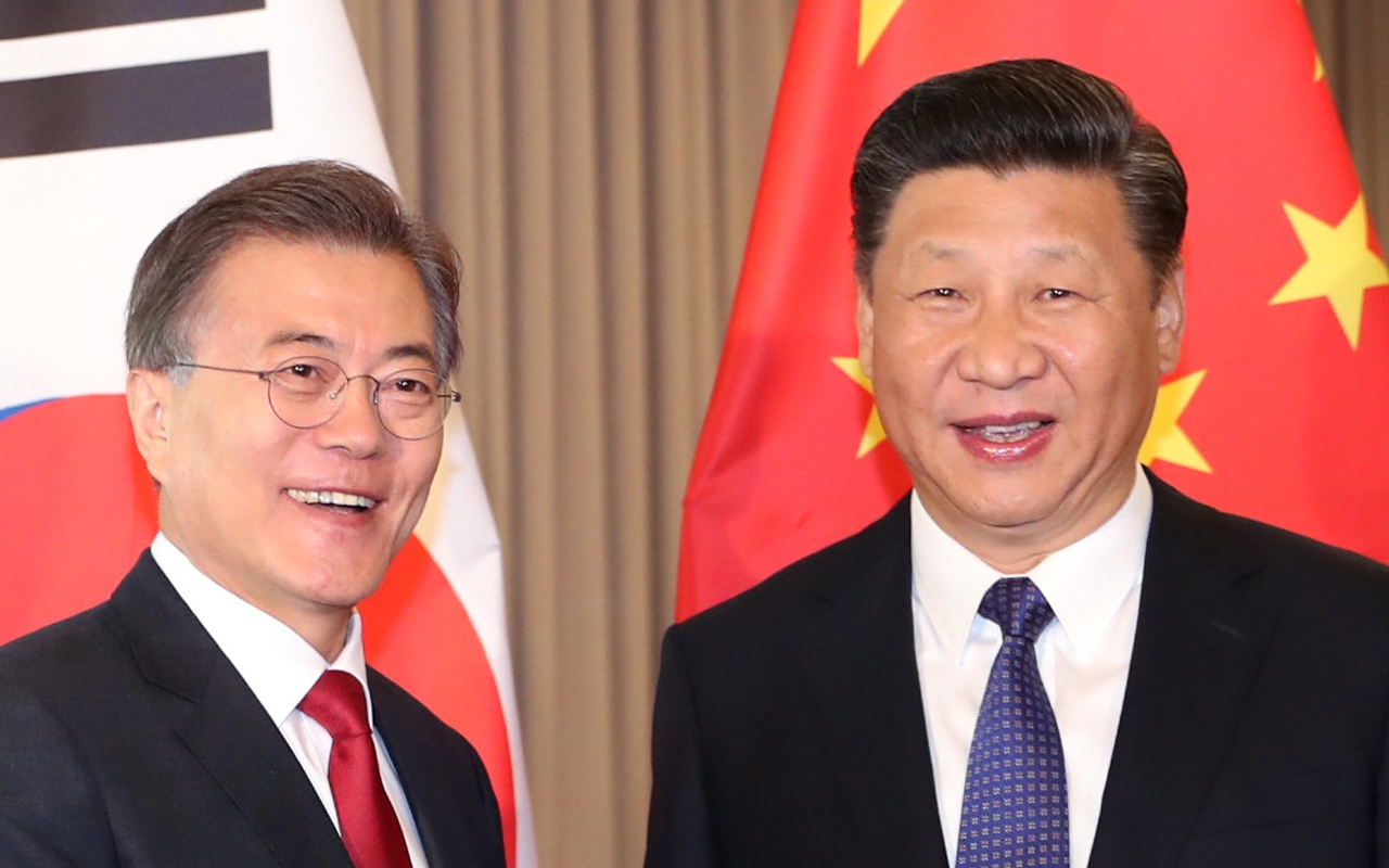지난 6월 27일 문재인 대통령이 G20(주요 20개국) 정상회의 참석차 오사카 웨스틴호텔에서 시진핑 중국 국가주석과 회담하기에 앞서 악수를 나누고 있다.