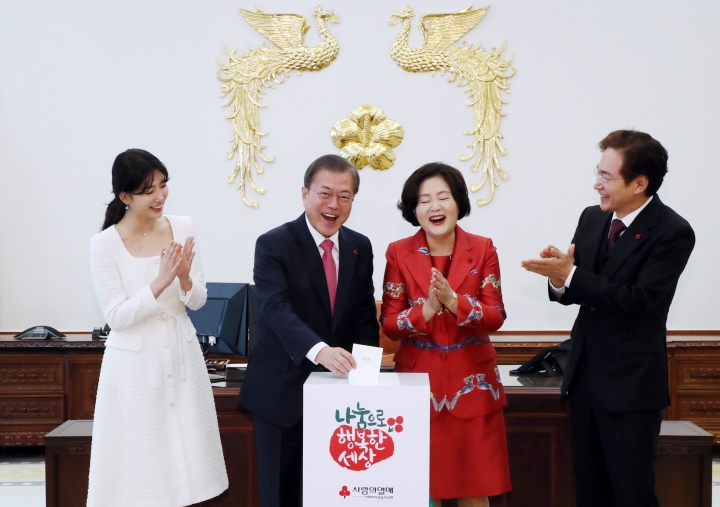▲20일 문재인 대통령 내외가 배우 정보석씨와 수지씨로부터 (사진=연합뉴스)