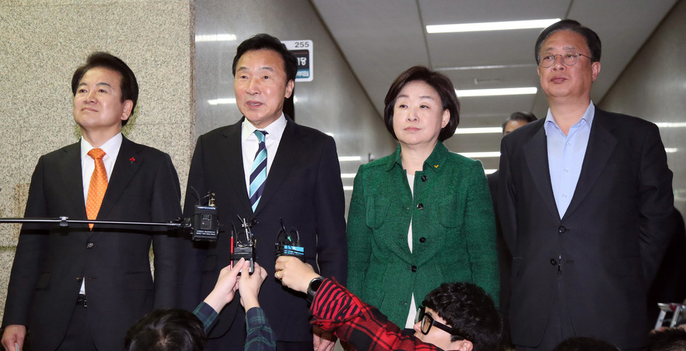 ▲ 바른미래당 손학규 대표와 야당 대표들이 23일 오전 서울 여의도 국회에서 석패율제 포기, 선거법 일괄상정 등 합의안을 발표한 뒤 자리를 떠나고 있다. 민주평화당 정동영 대표(왼쪽부터), 바른미래당 손학규 대표, 정의당 심상정 대표, 대안신당 유성엽 창당준비위원장.