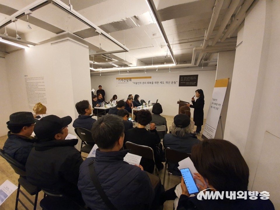 ▲ 사)한국미술협회와 사)한국조각가협회는 26일 서울 종로구 인사동 코사(KOSA) 갤러리에서 긴급 기자간담회를 갖고 ‘미술인의 권리회복을 위한 제도개선 운동’에 나섰다. 사)한국조각가협회 김정희 이사장이 모두 발언을 하고 있다.