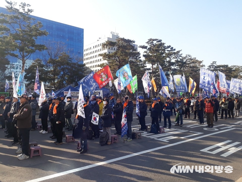 ▲12월 27일 오후2시 30분 여의도 국회의사당역 2번출구에서 나라사랑지킴이연합(공수처 및 연동형비례대표제 반대) 집회 모습. 2019.12.27 (사진=내외방송 김경호 기자)